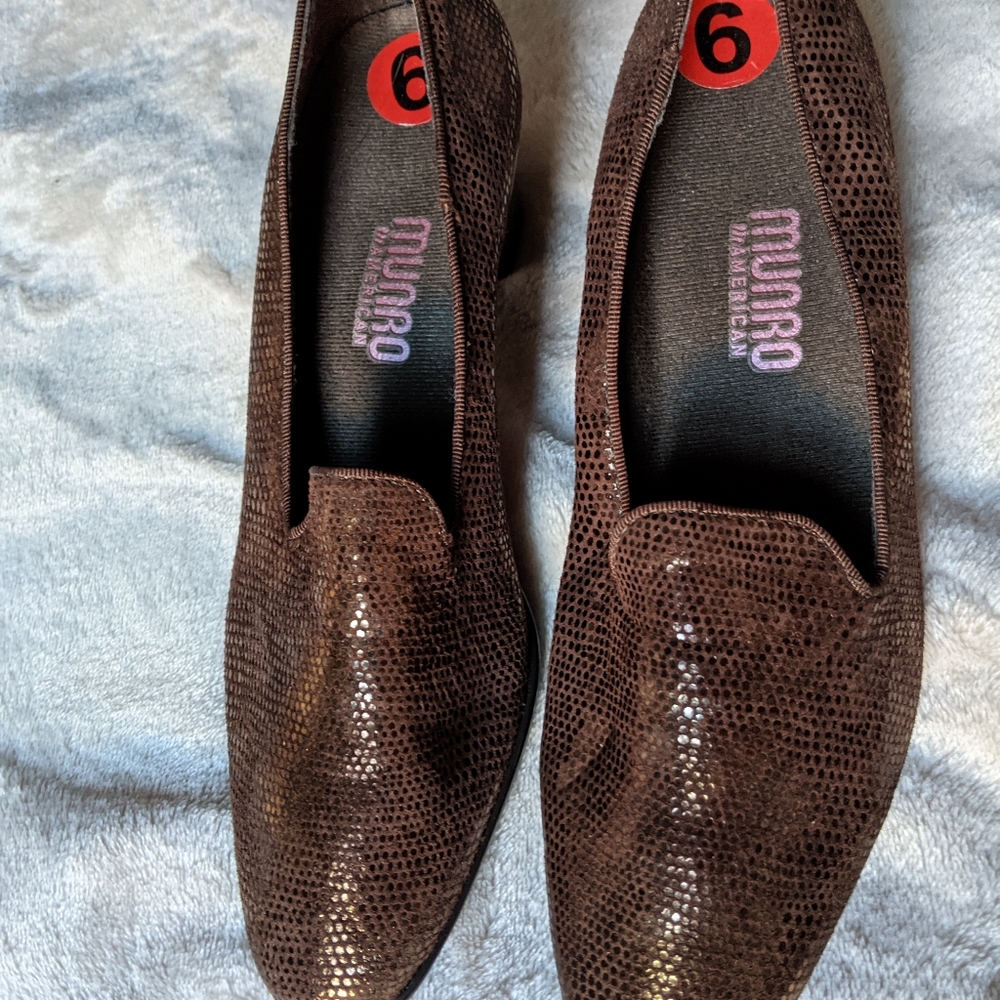 Munro American brown suede pumps 6N